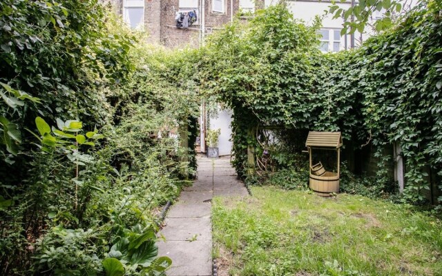 Spacious 3 Bedroom House in Clapton