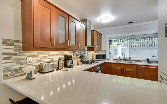 Lake Oswego Home w/ Deck 9 Mi to Downtown Portland