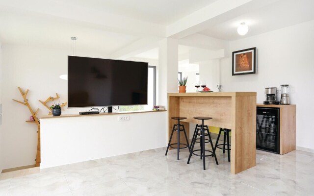 Amazing Home in Zaboric With 7 Bedrooms, Wifi and Outdoor Swimming Pool