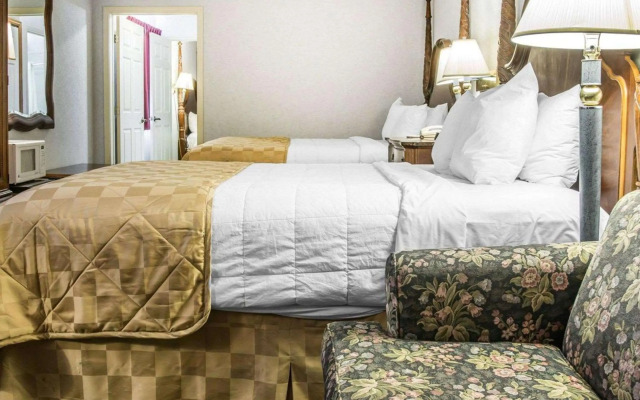 Clarion Hotel Mackinaw City Beachfront