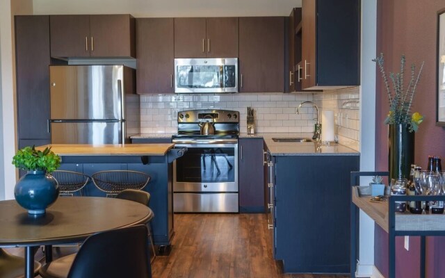 Luxe 2br/2ba Condo in Downtown Area
