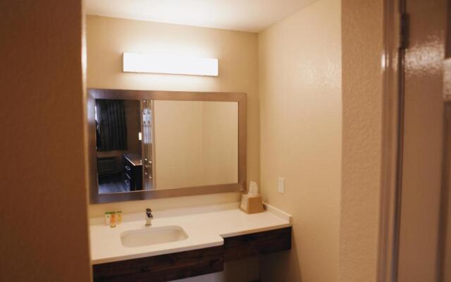 All Seasons Inn & Suites