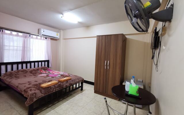 OYO Flight Hut Hotel