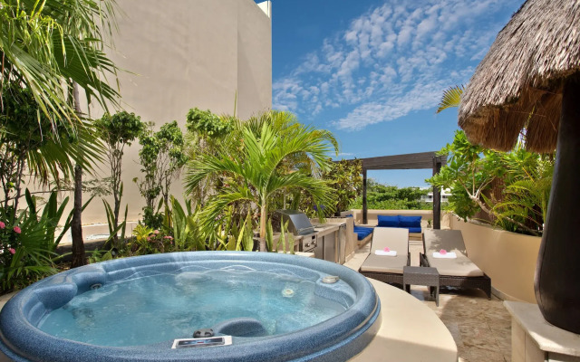 El Taj Oceanfront & Beachside Condo Hotel