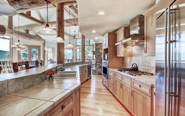 Dunkin Hill Lodge 5 Bedroom Home by RedAwning