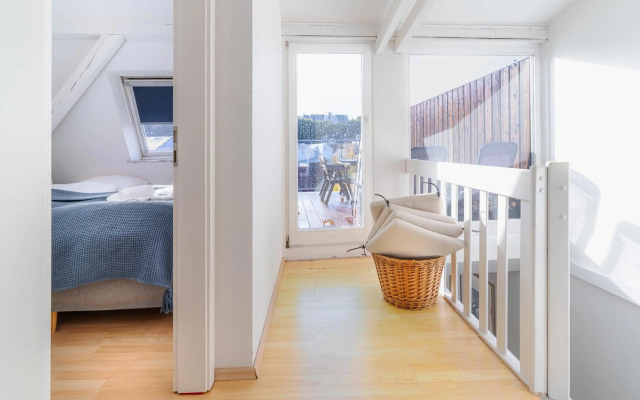 Hafenkoje mit Blick über Hafen und Altstadt