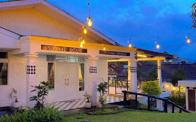 Villa Sindang Restu SR Cisarua with Sharing Pool