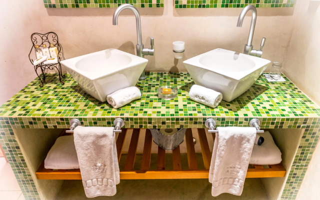 Lirolay Suites