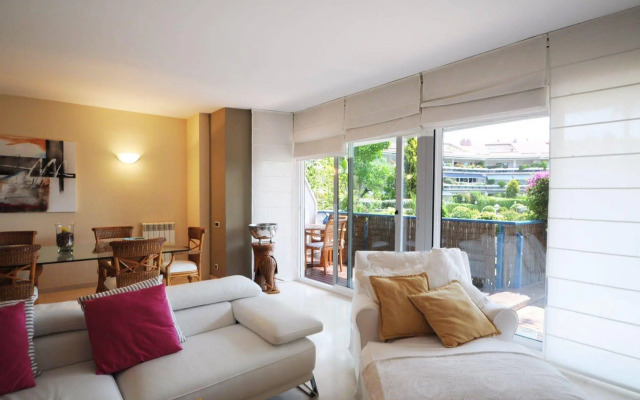 Luxury Apartment with Swimming Pool