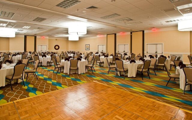 Holiday Inn & Suites Across From Universal Orlando by IHG