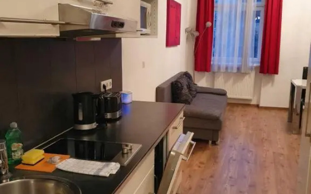 Vibrant Red Apartment I contactless Check-In