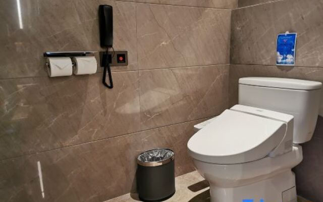 Mr. Roboh Hotel (Chongqing Qibo Center,Xianwai Garden)