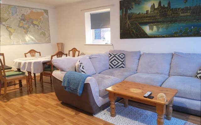 BrumStay UK - 5 Bed TownHouse with Garden and Parking for upto 3 small cars