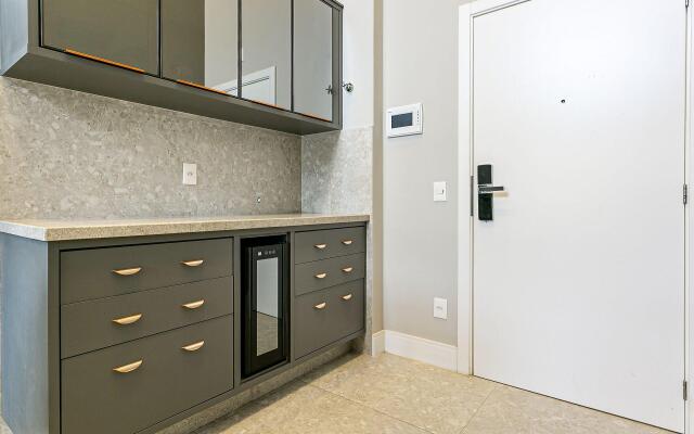 Apto moderno a 300m da praia Jurerê ELU313