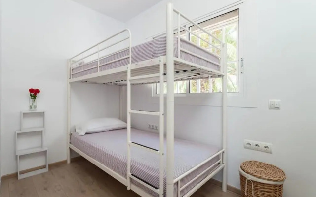 Moderna villa con piscina y amplio jardín