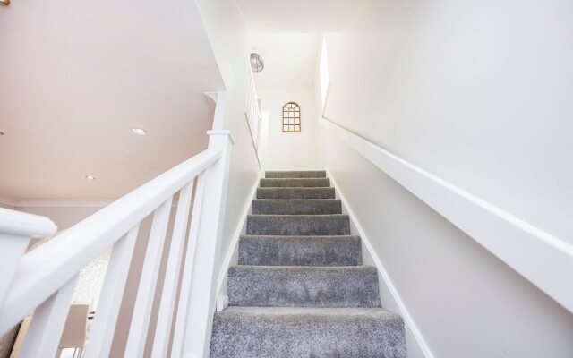 Newly Refurbished Charming 3-bed House in Barking