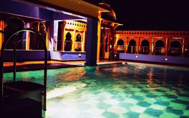 Hotel Charan Kamal