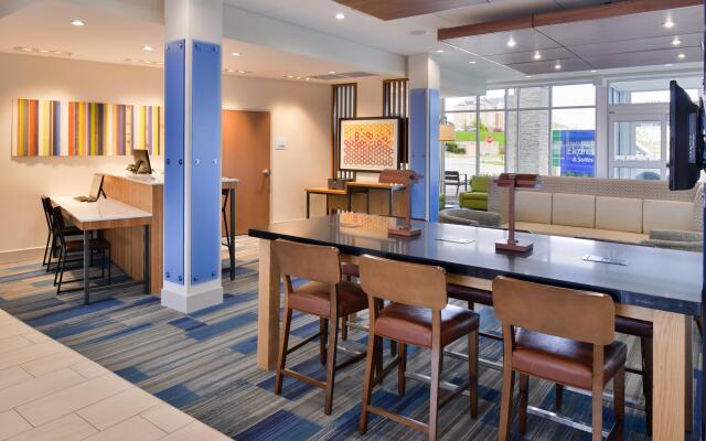 Holiday Inn Express & Suites Madison, an IHG Hotel