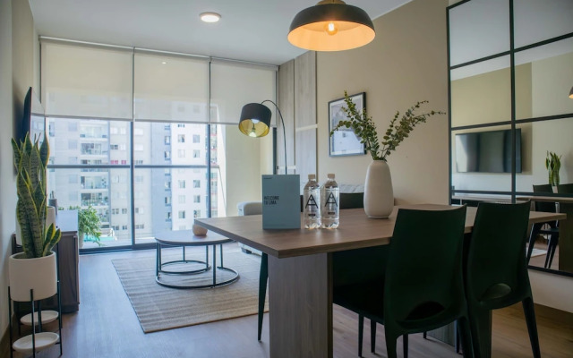 w Striking 1BR w Perfect Balcony Near Kennedy Park