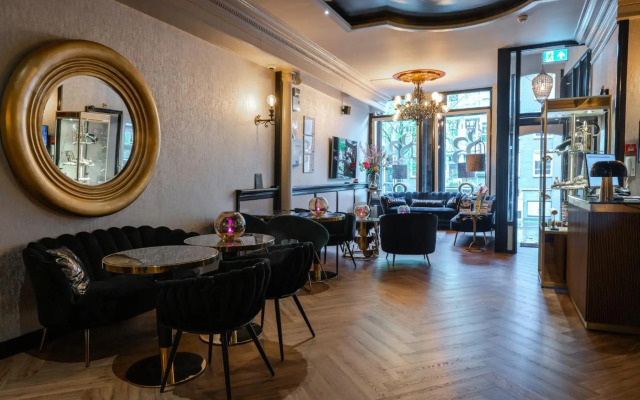 Hotel 83