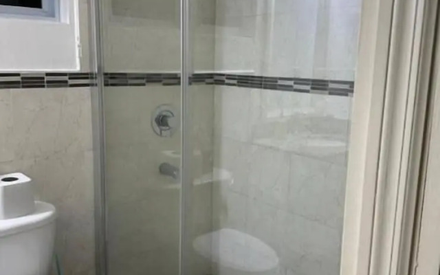 Modern 1BR Condo in Kingston