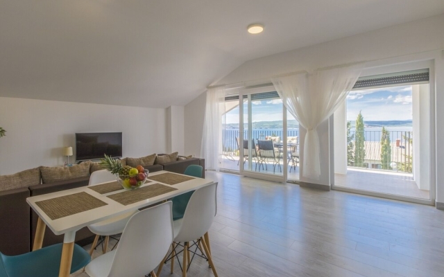 Comfortable Apartment With Pool and Large Covered Terrace