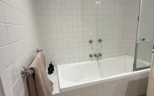 The Heritage Bank Apartment – Bathroom – Melbourne
