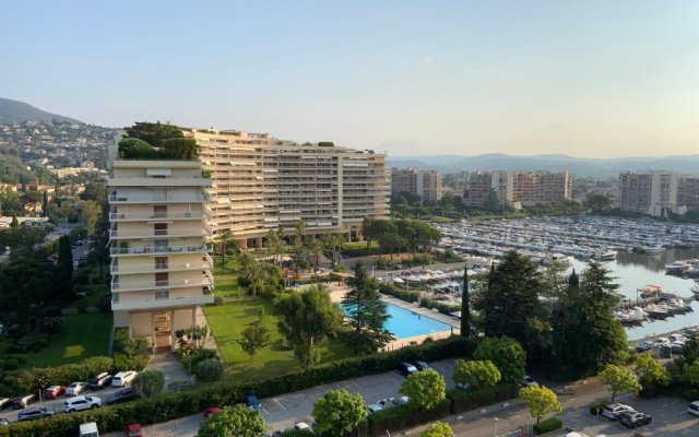 Cannes Marina Résidence Le Surcouf - Studio de 28m2 au 10ème étage avec piscine, terrasse, parking, vue montagne et port : Mandelieu-La Napoule