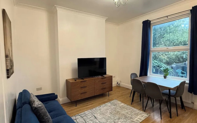 Modern Central Croydon Retreat