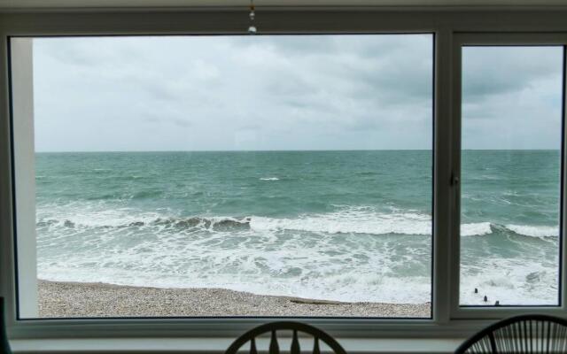 Tides - Beach Front Apartment in Bracklesham Bay