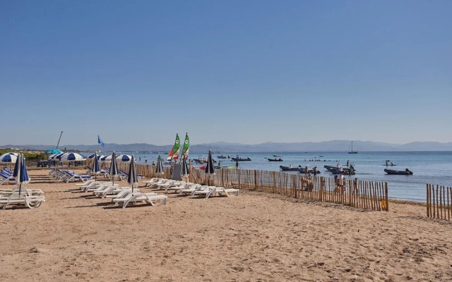 Apartment in Giens With Pool & Beaches Nearby