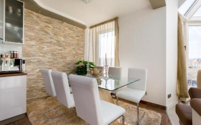 Panorama Dream Home w 3BDR, A/C, Garage & Jacuzzi