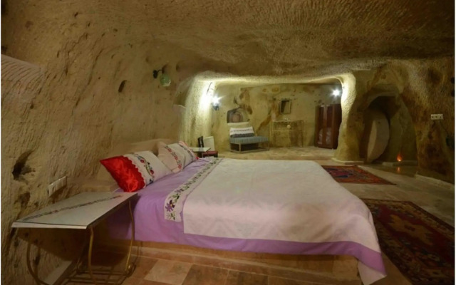 Jerveni Cave Hotel