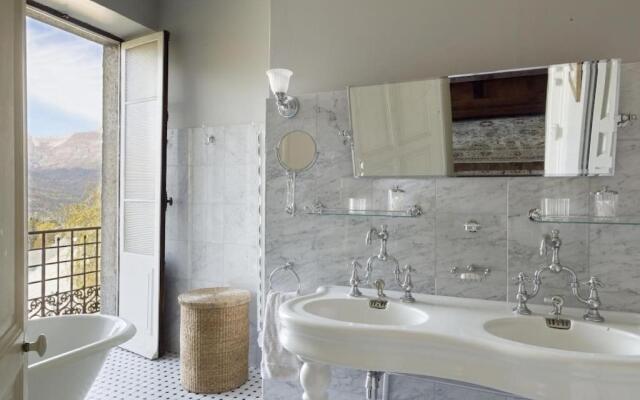 Luxury 2 bed apartment, central location with mountain views