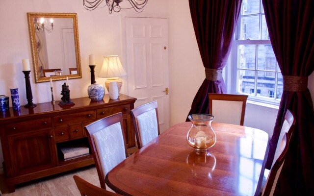 2 Bedroom Central Edinburgh Flat