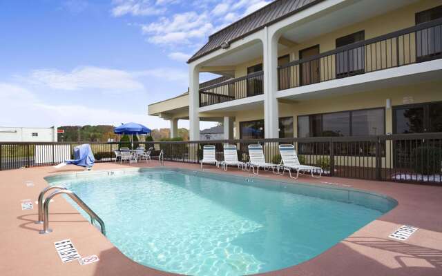 Super 8 by Wyndham Calhoun