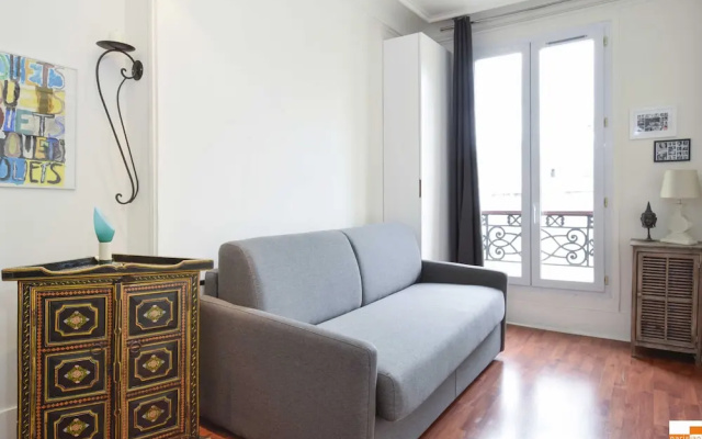 204340 - A two-room apartment with traditional chic style in the Marais