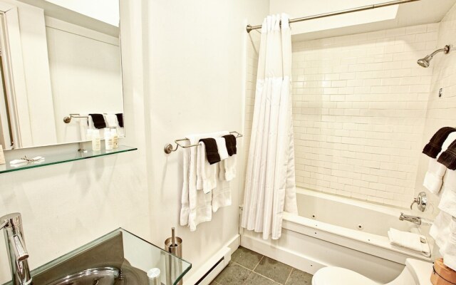 The Haus on Mirror Lake