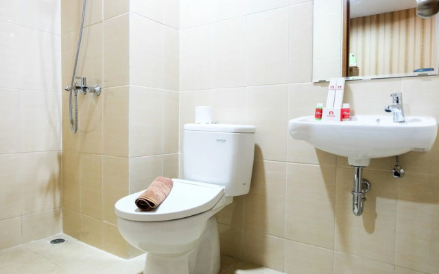 Minimalist and Comfy Studio The Oasis Cikarang Apartment By Travelio