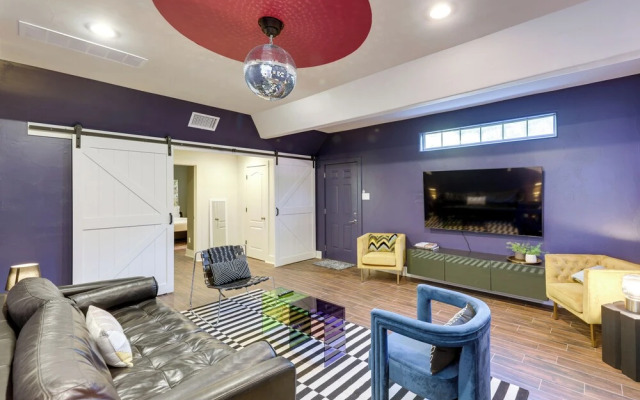 5 Mi to Dtwn Austin: Vibrant Home w/ Patio