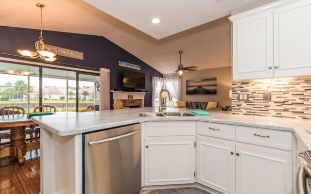 Waterfront vacation home in luxurious resort by Redawning