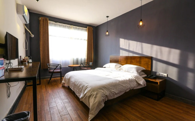 Comma Travel International Youth Hotel