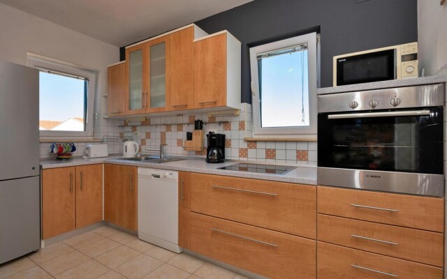 Amazing Home in Makarska With Wifi and 6 Bedrooms