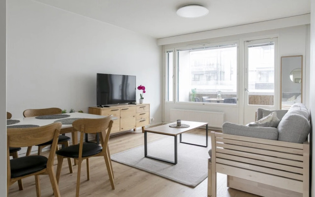 2ndhomes Modern 2BR Apartment w Balcony