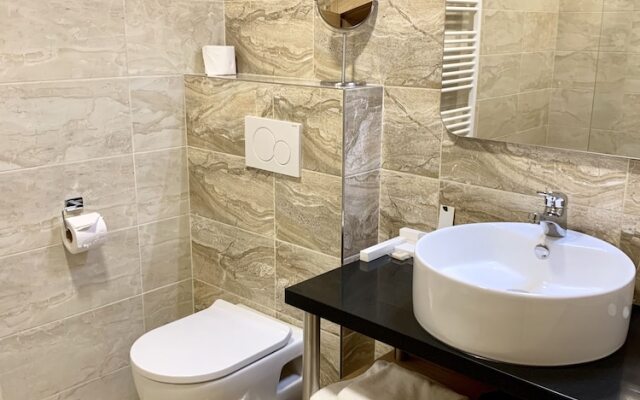 AZZA Hotel & Restaurant