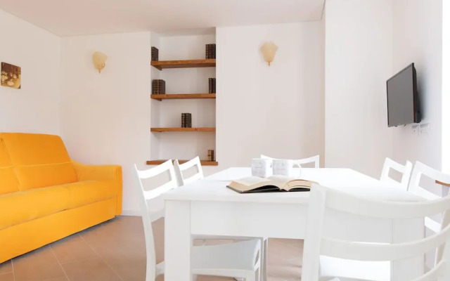 So-l563-tola35c2 - Villa Tola - Giallo