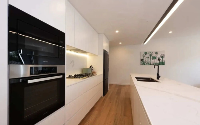 Modern 3 Bedroom Getaway Next to Chadstone