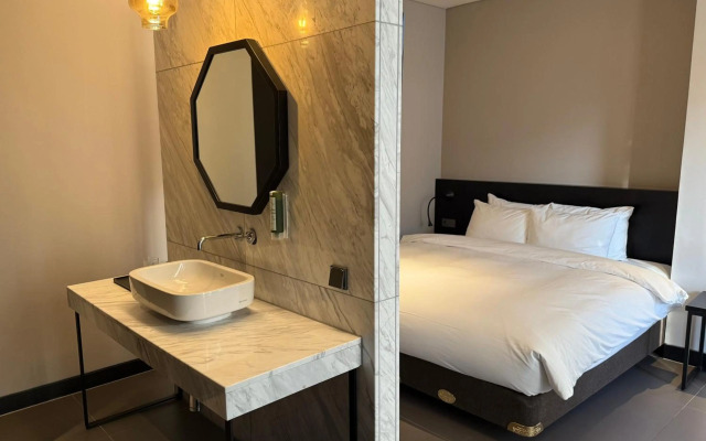 Rivertain Hotel