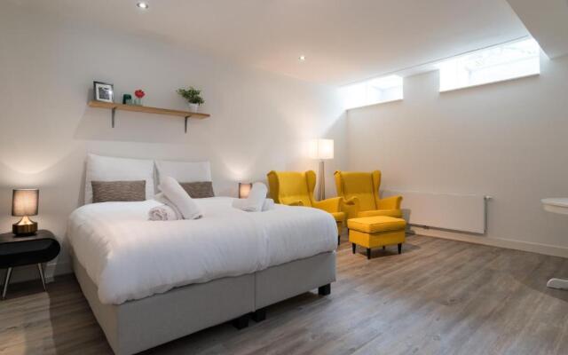 Clean and modern nassau canal apartment
