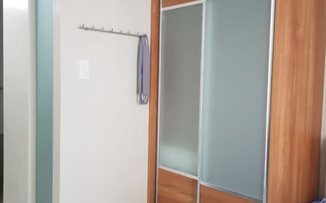 OYO 215 Sunshine City Suites